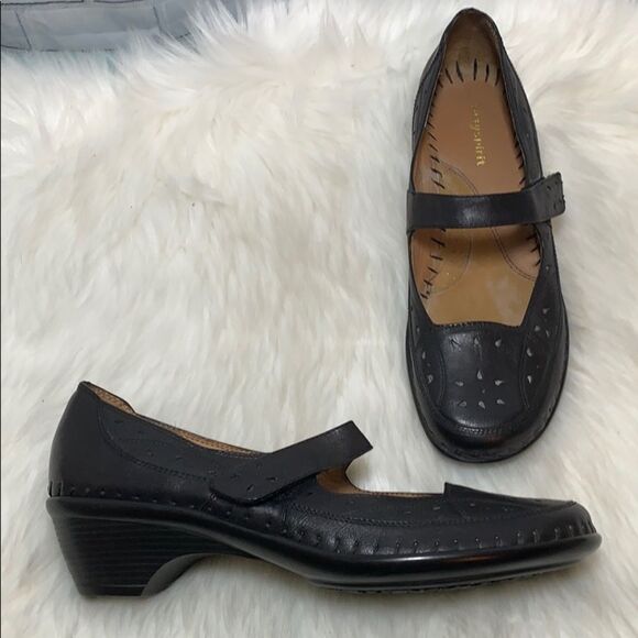 Easy Spirit Black Cutout Leather Mary Janes Sz 8.5 - Picture 1 of 6